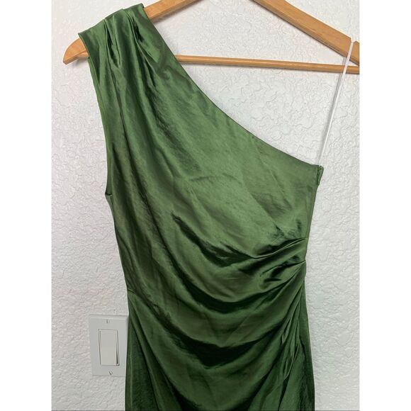 Elliatt Cassini Satin One Shoulder Ruched Midi Dress in Fern Green Size XS - Picture 6 of 12